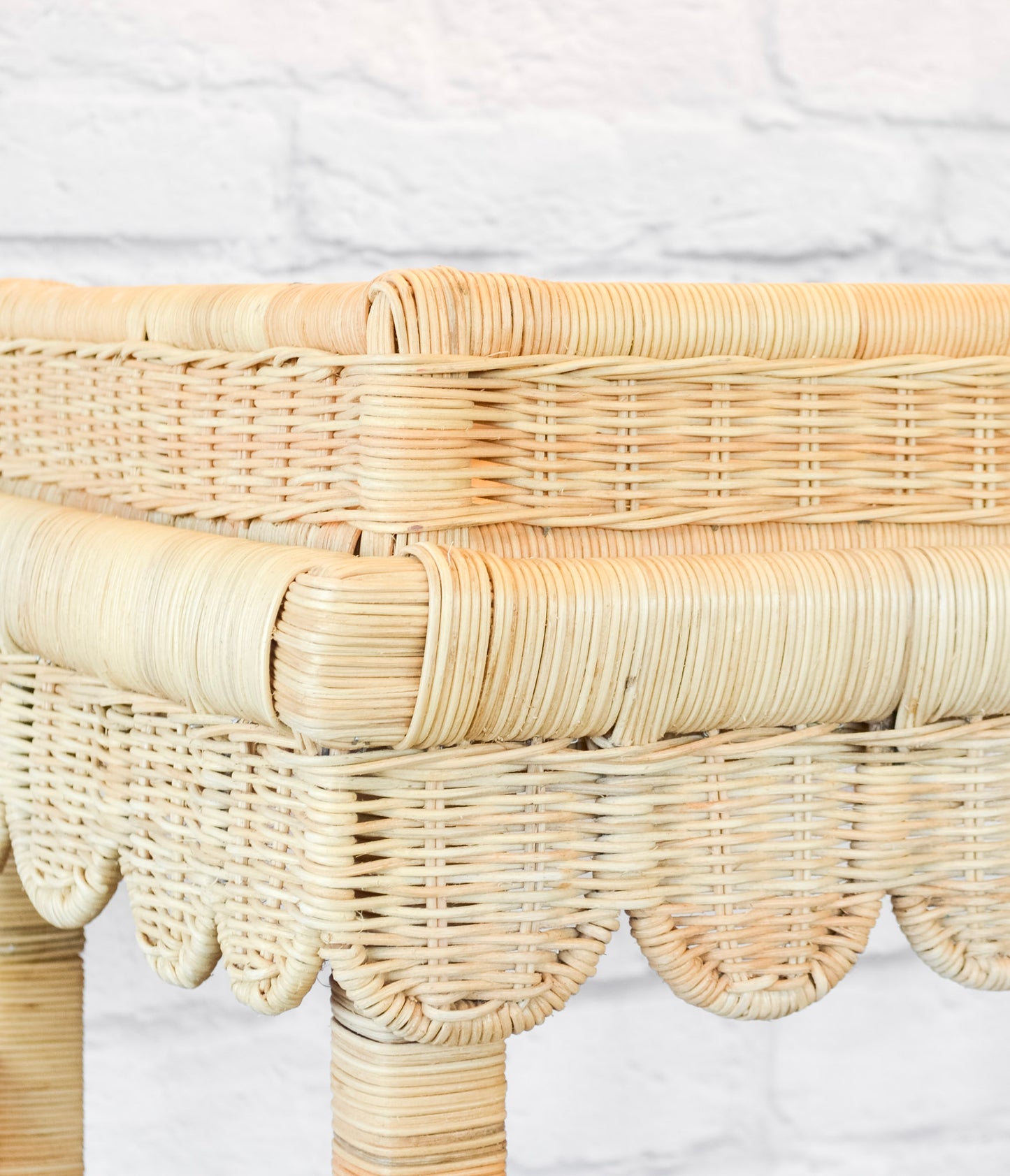 Luna Scalloped Side Table w/ Tray