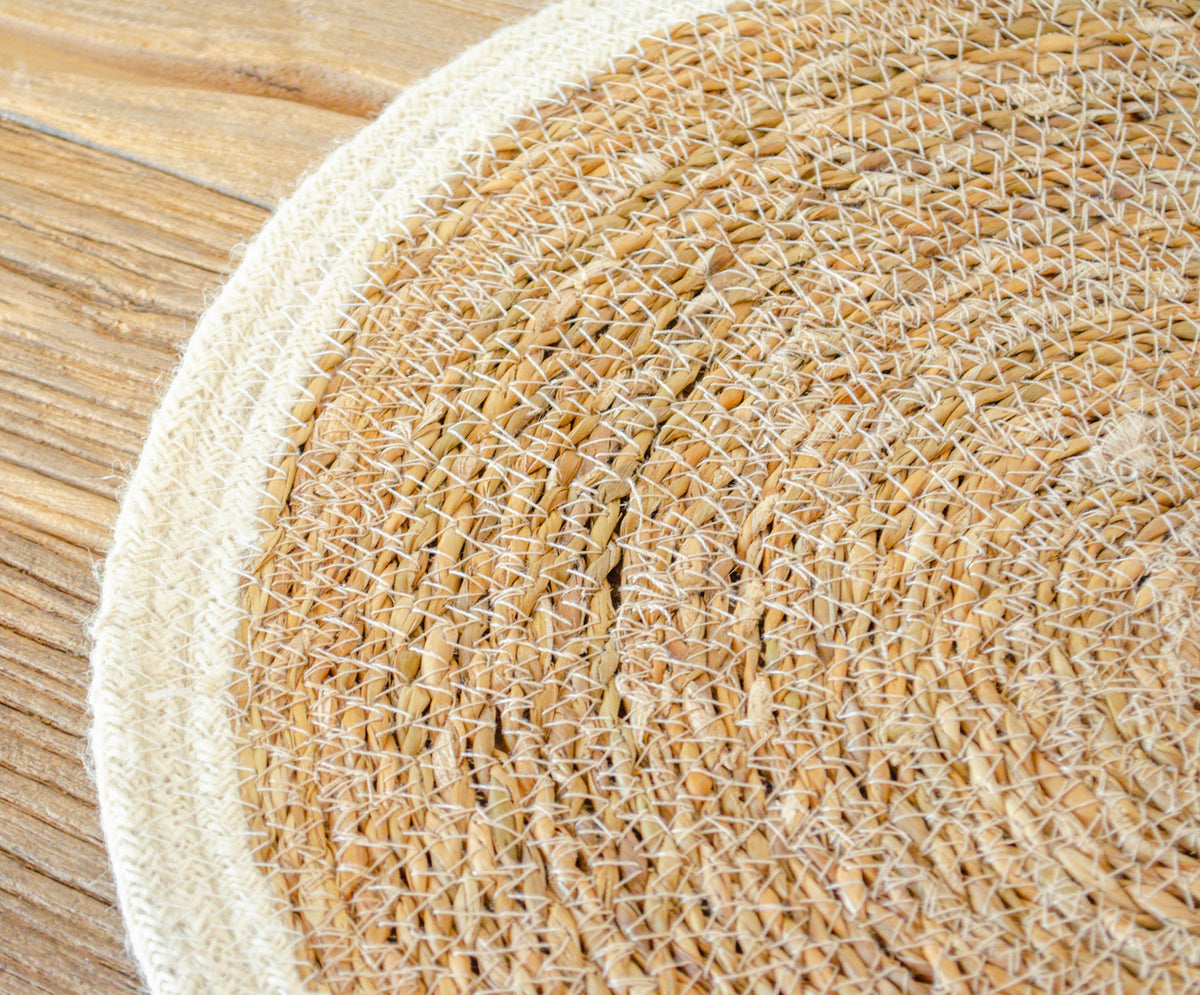 Round Jute Placemat w/ White Edge