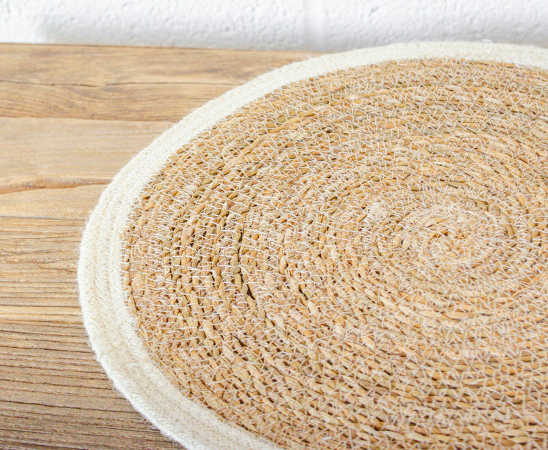 Round Jute Placemat w/ White Edge