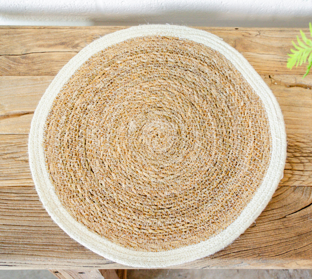 Round Jute Placemat w/ White Edge