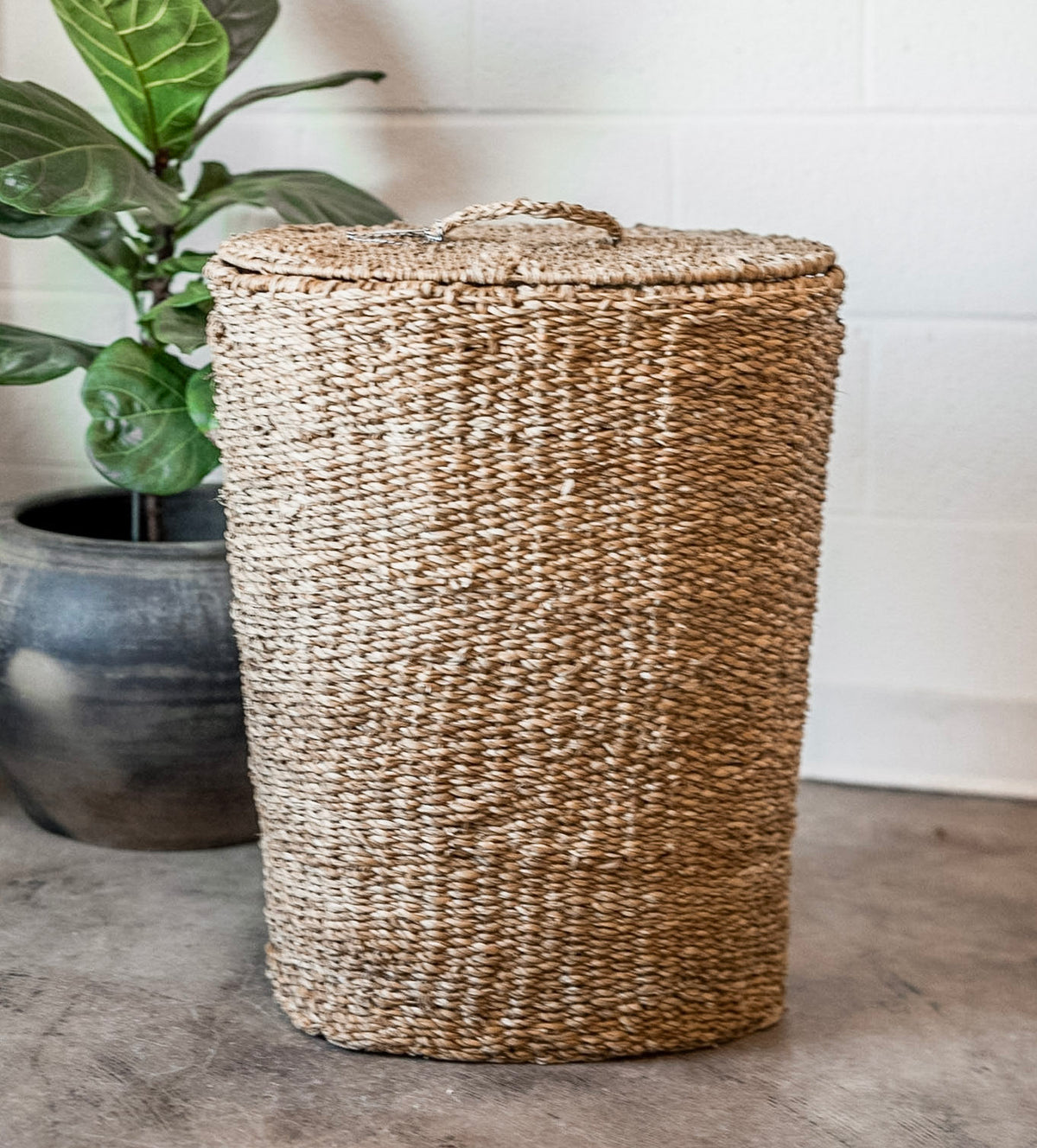 Lidded Seagrass Hamper w/ Lining