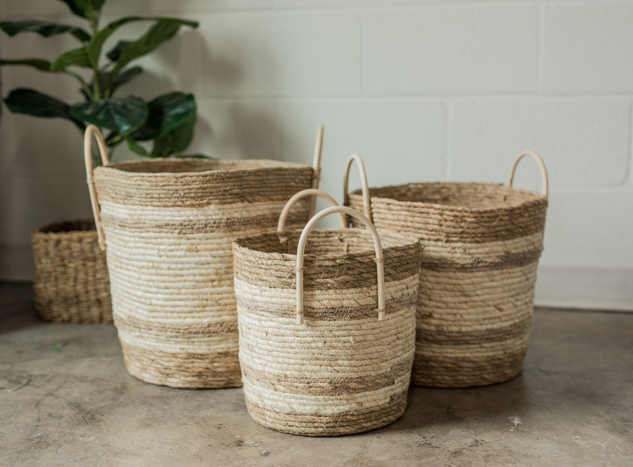 Two-Toned Natural Round Basket – JUX•TA•POSH HOME