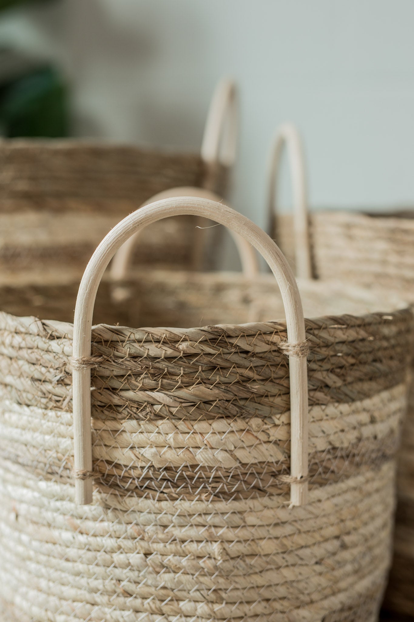 Two-Toned Natural Round Basket – JUX•TA•POSH HOME